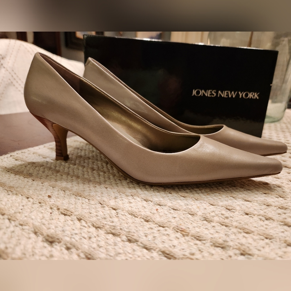 Light grey pumps